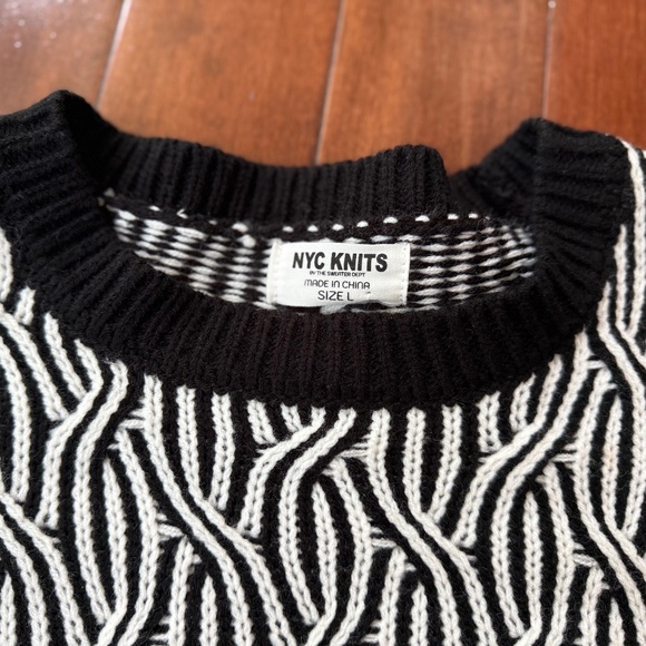 NYC Knits Black & White Mini Braid Pattern Cropped Crewneck Sweater, size Large - Picture 6 of 7